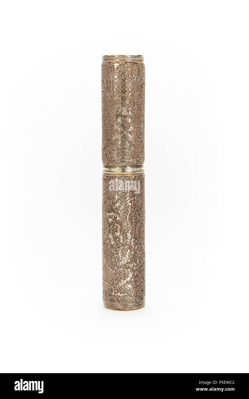 URI 396 Cylinderformat etui av silver, helt täckt av fint silverfiligran - Skoklosters slott - 92319 Stock Photo