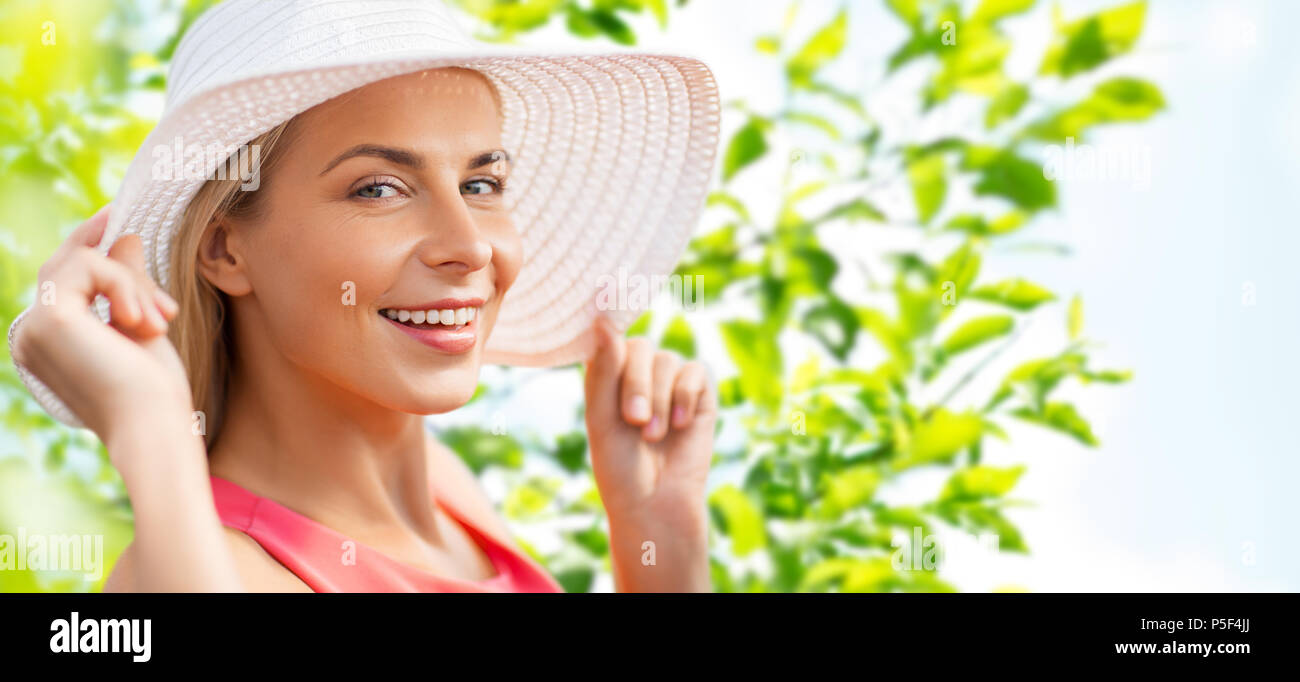 portrait of beautiful smiling woman in sun hat Stock Photo - Alamy