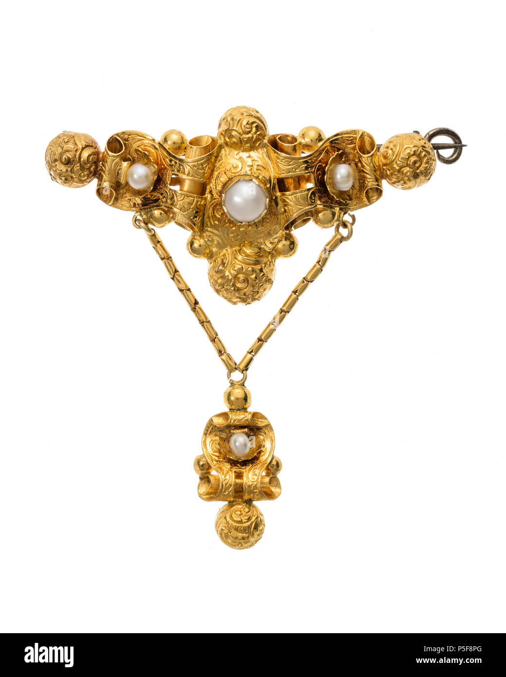 XXV:K.II:D.a.01. 242 Brosch av guld med orientaliska pärlor, 1840-tal. Del  av garnityr - Hallwylska museet - 109874 Stock Photo - Alamy