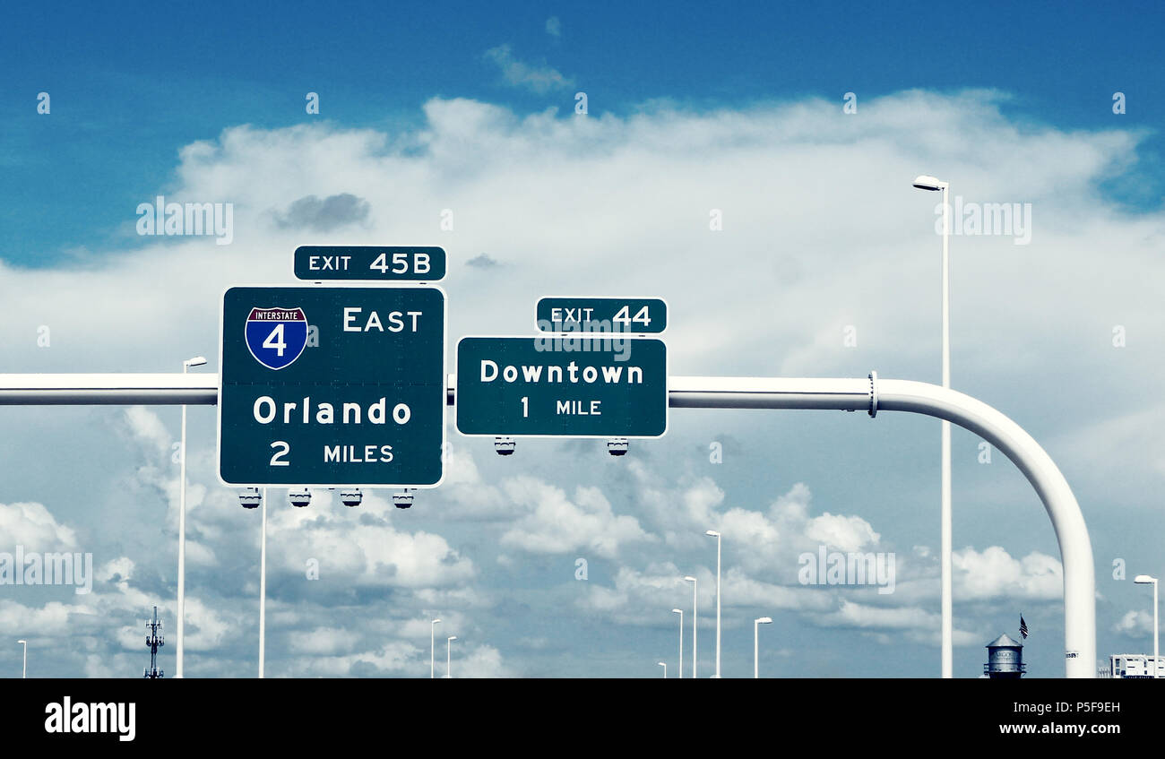 Einblaues, amerikanisches Straßenschild in Richtung Orlando und Downtown, USA. Stock Photo