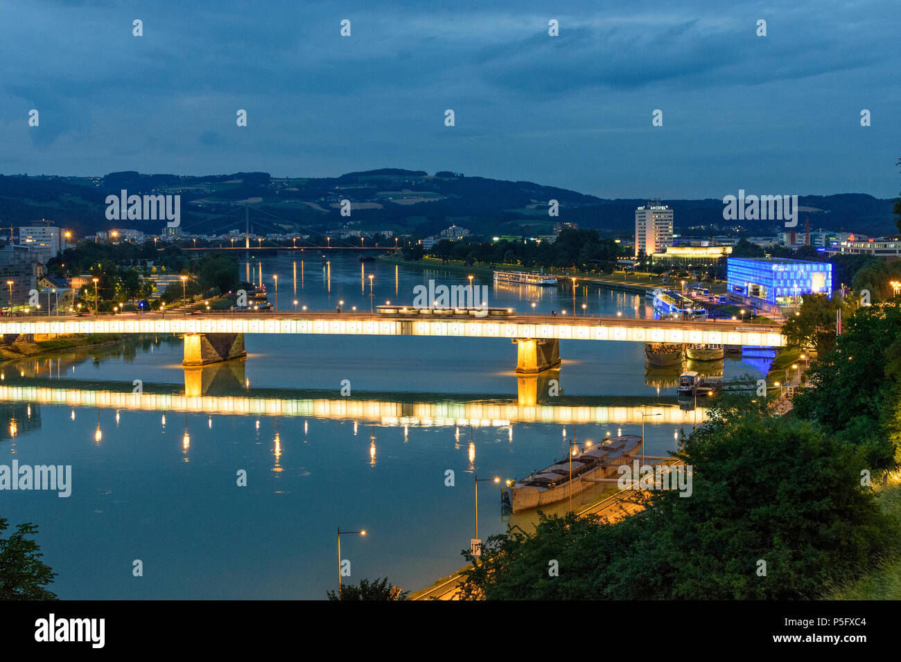Linz: river Danube, bridge Nibelungenbrücke, Schloss (castle, right ...
