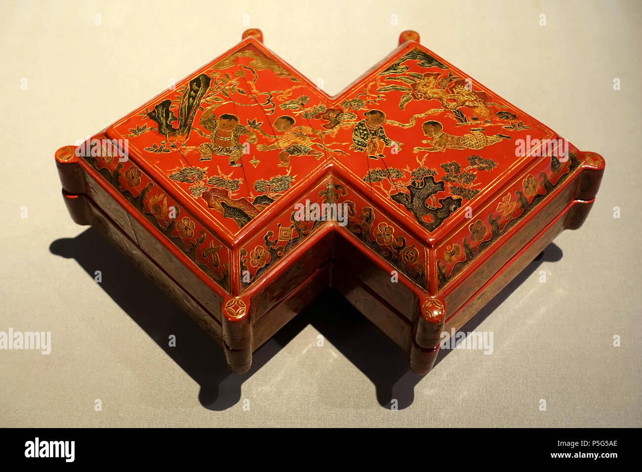 387 Covered box in the shape of two lozenges with children design