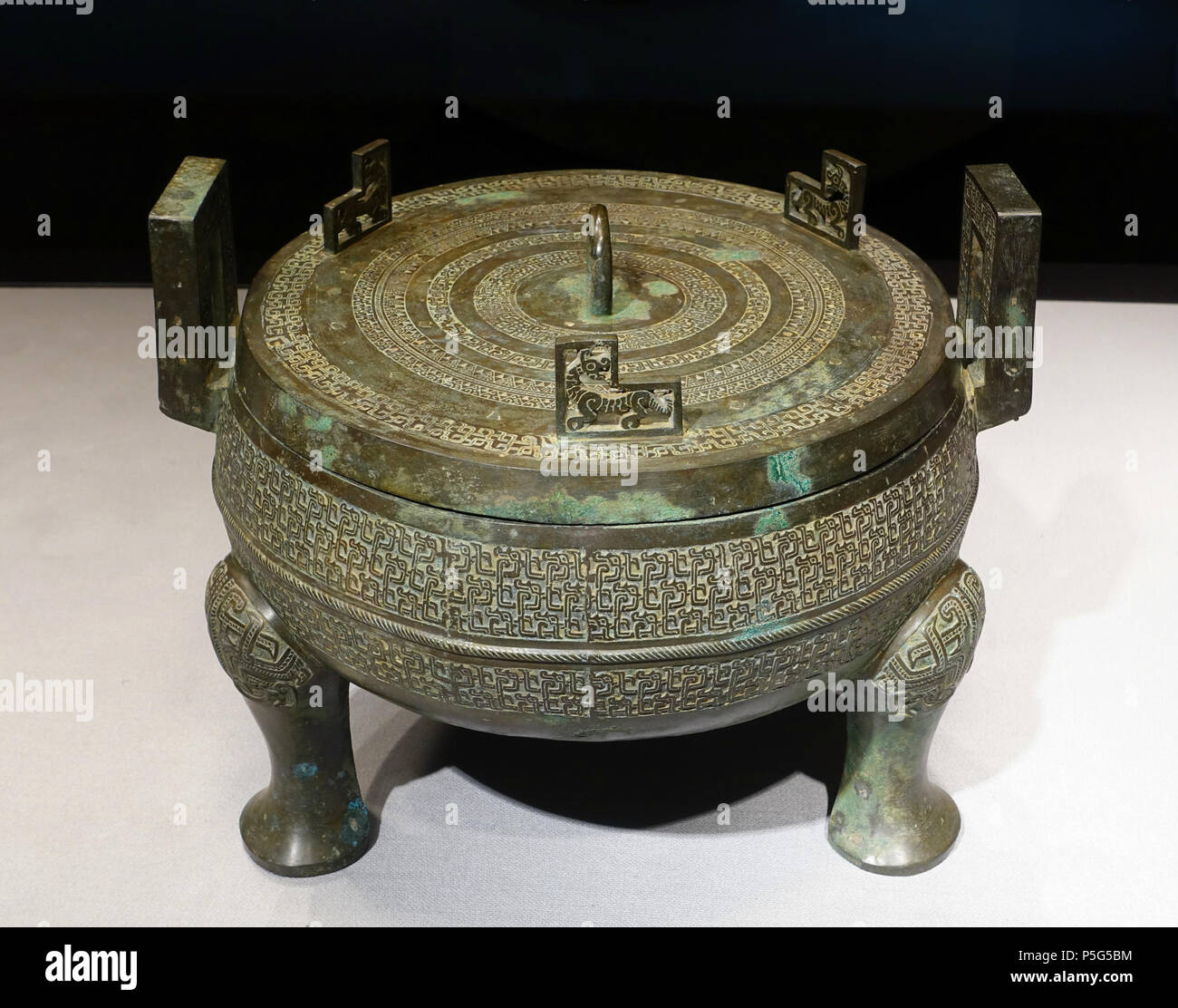 N/A. English: Exhibit in the Tokyo National Museum - Tokyo, Japan. 1 August 2017, 22:04:41. Daderot 455 Ding cooking vessel with coiling dragon design, China, Spring and Autumn period, 7th-6th century BC, bronze - Tokyo National Museum - Tokyo, Japan - DSC08454 Stock Photo