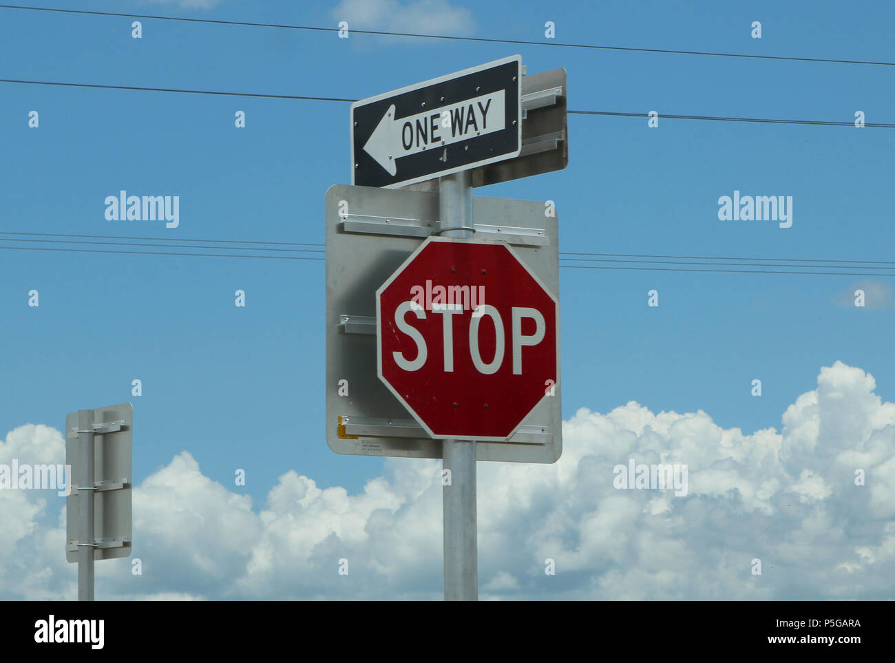 Straßenschilder Stop und One Way an einer Kreuzung, USA. Stock Photo