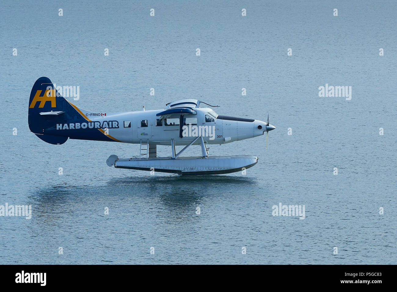 Harbour Air Seaplanes de Havilland Canada DHC-3-T Turbo Otter Landing On The Water At The Vancouver Harbour Flight Centre, BC, Canada. Stock Photo
