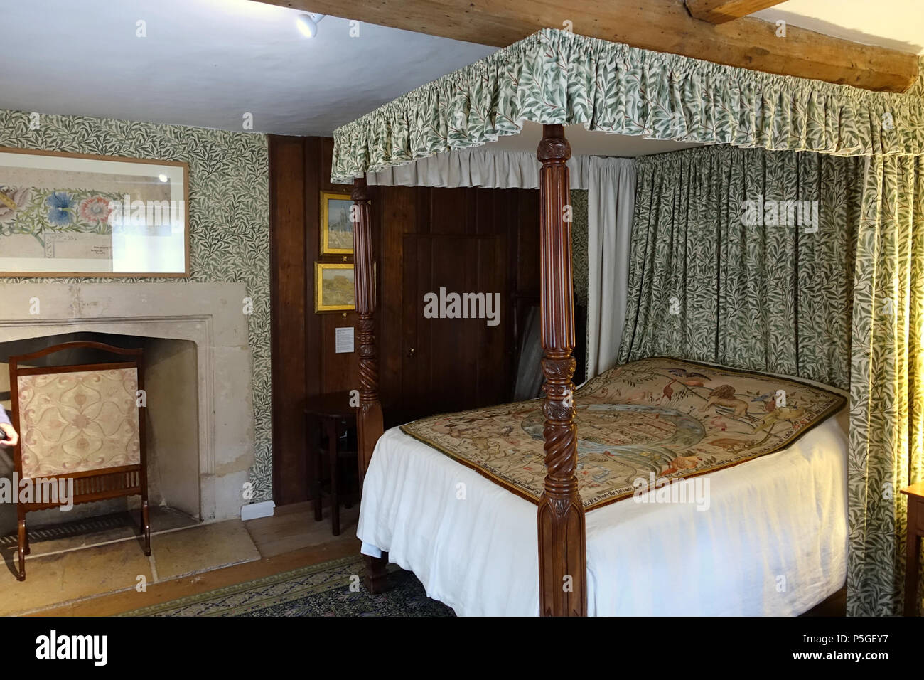 N/A. English: Interior view of Kelmscott Manor - Oxfordshire, England. 25 May 2016, 08:10:05. Daderot 180 Bedroom - Kelmscott Manor - Oxfordshire, England - DSC00051 Stock Photo