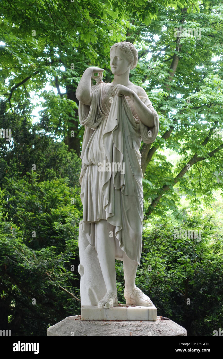 N/A. English: Statue in the gardens of Waddesdon Manor - Buckinghamshire, England. 8 June 2016, 06:16:16. Daderot 446 Diana of Gabii, sculptor unknown - Waddesdon Manor - Buckinghamshire, England - DSC07596 Stock Photo