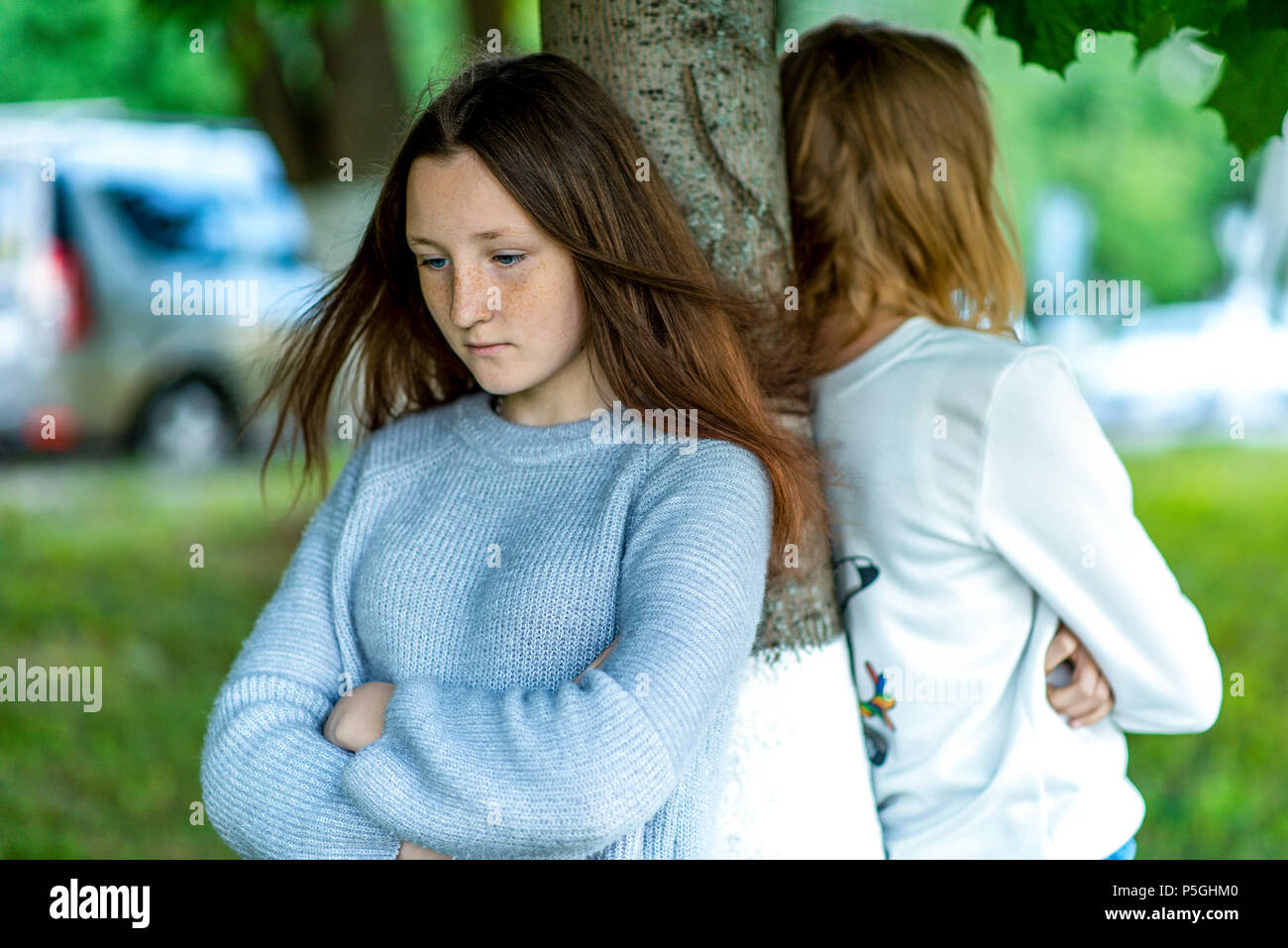 Две девочки ссорятся. Брат и сестра ссорятся. Женщина обиделась на мужчину. Подруги поссорились. Друзья поссорились дети.