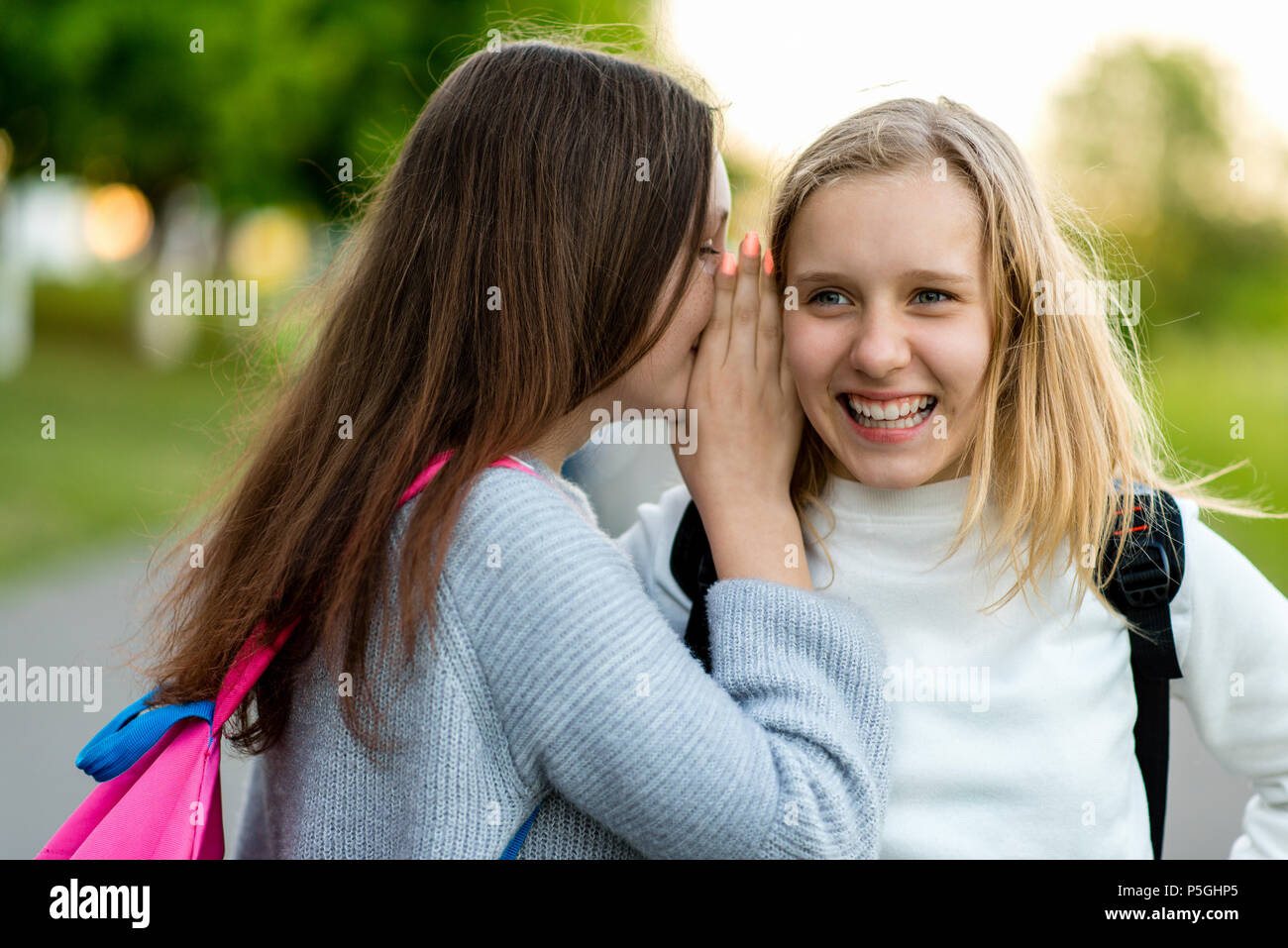 две девочки в школе. две девочки в школе. счастливые подружки школьницы подростки. подружки на прогулке. две старшеклассницы подружки в москве.