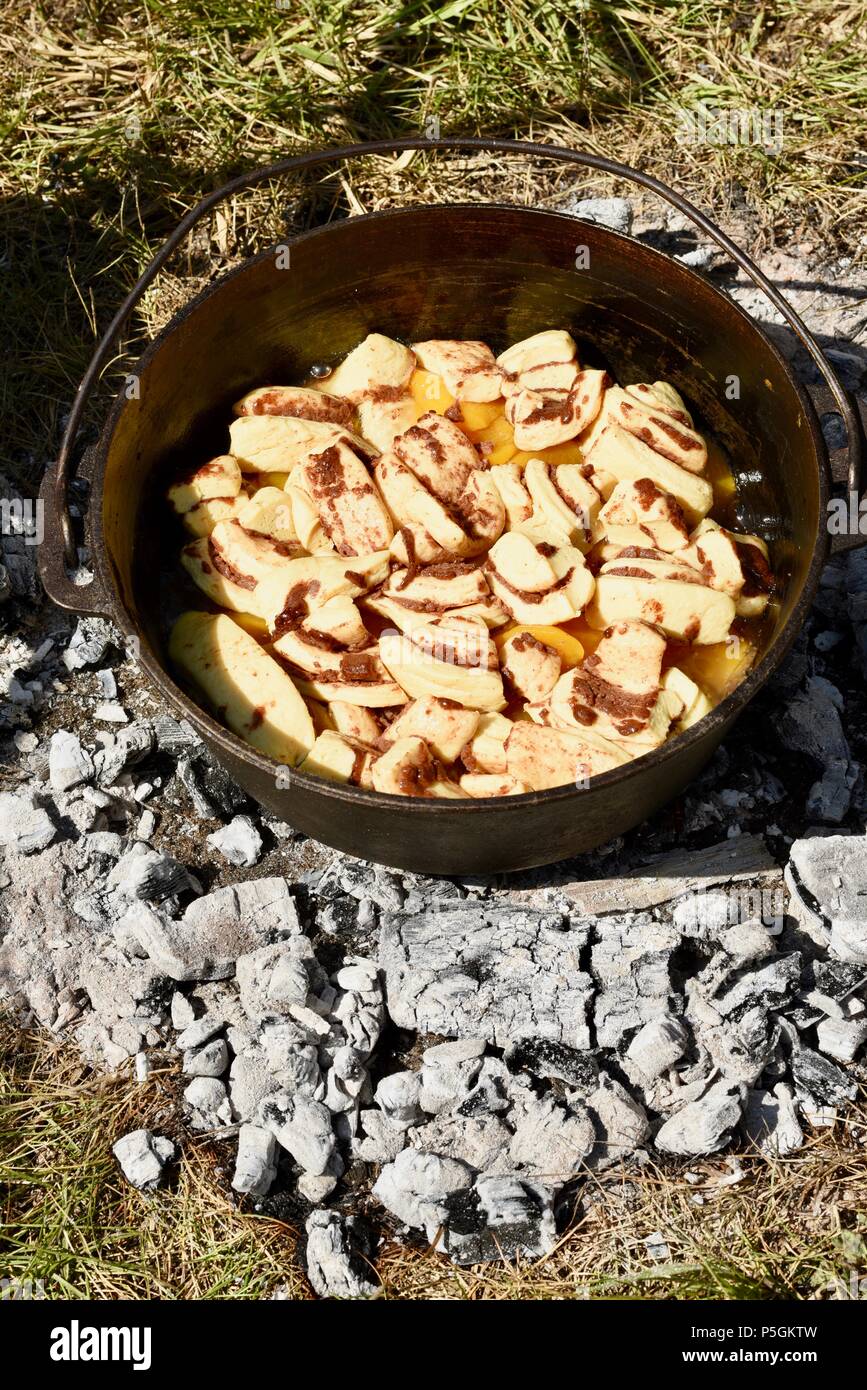 Dutch oven camp hi-res stock photography and images - Alamy