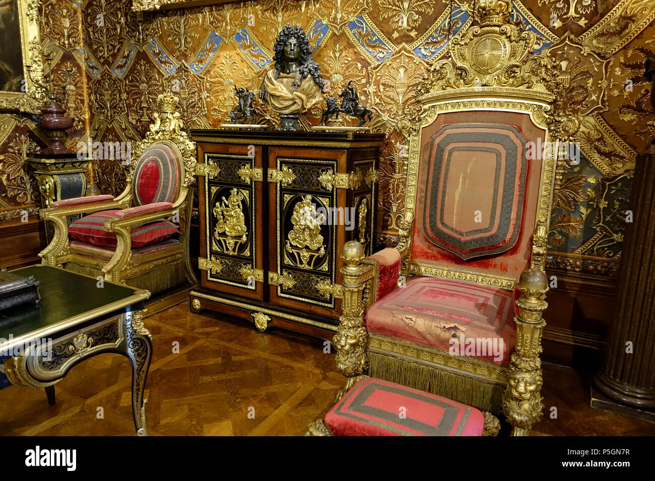 N/A. English: State Music Room, Chatsworth House - Derbyshire, England. 18  June 2016, 10:14:42. Daderot 381 Coronation chairs of Queen Adelaide and  William IV - State Music Room, Chatsworth House - Derbyshire, England -  DSC03205 Stock Photo - Alamy