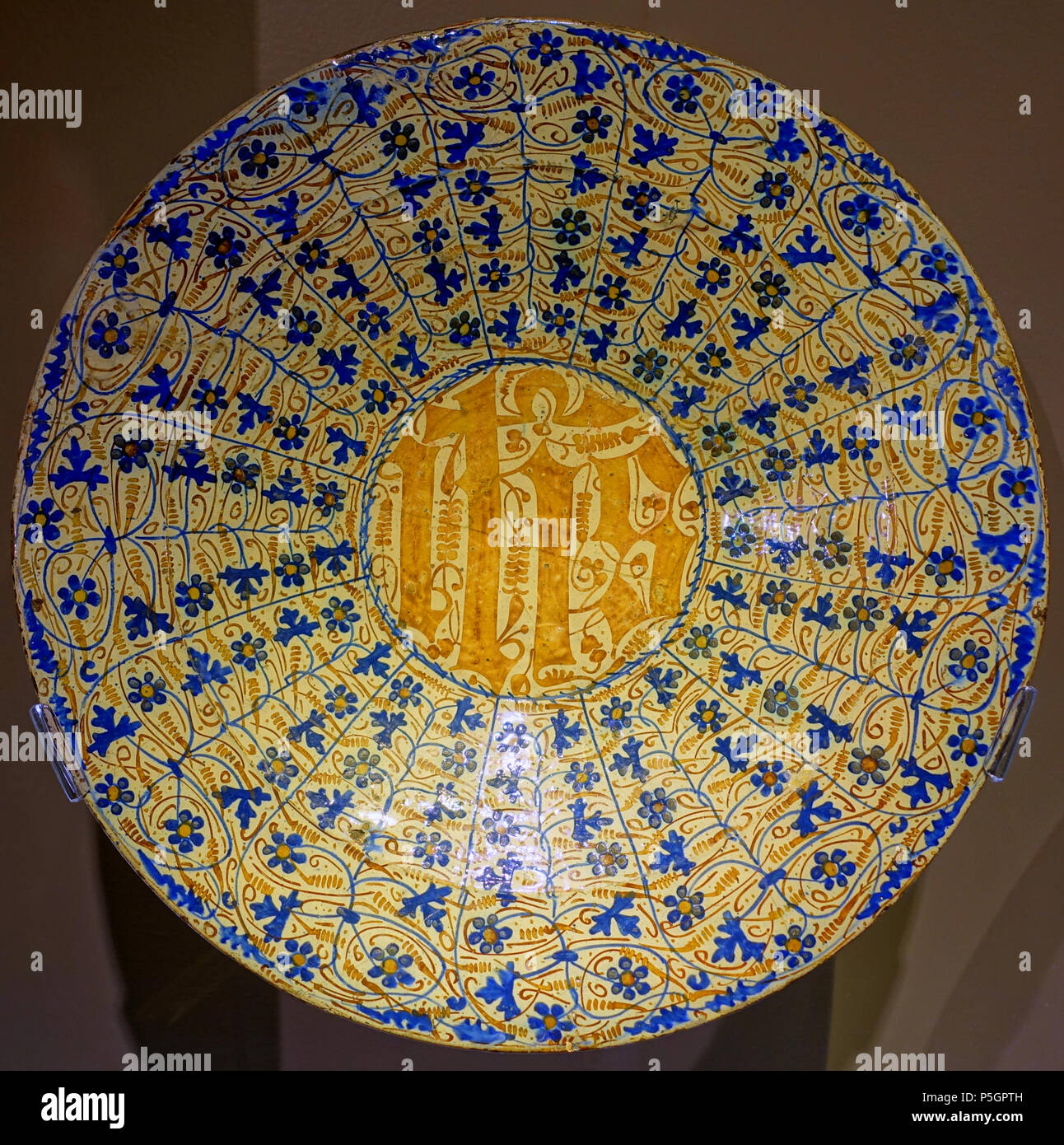 N/A. English: Exhibit in the Montreal Museum of Fine Arts - Montreal, Quebec, Canada. 28 September 2016, 13:15:30. Daderot 457 Dish, Spain, Manises, c. 1430-1470, earthenware, underglaze blue, overglaze lustre, opaque glaze - Montreal Museum of Fine Arts - Montreal, Canada - DSC09733 Stock Photo