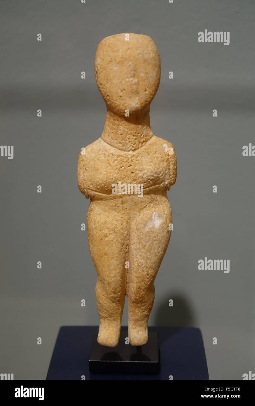 N/A. English: Exhibit in the Middlebury College Museum of Art - Middlebury, Vermont, USA. 4 March 2017, 14:59:34. Daderot 491 Early Cycladic figurine in pre-canonical form, Cycladic, Early Cycladic I-II, c. 2800-2700 BC, Greek island marble - Middlebury College Museum of Art - Middlebury, VT - DSC08020 Stock Photo