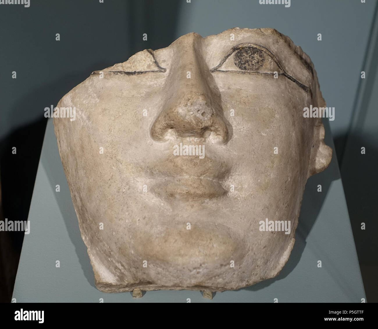 N/A. English: Exhibit in the Middlebury College Museum of Art - Middlebury, Vermont, USA. 4 March 2017, 15:03:58. Daderot 544 Face from a monolithic sarcophagus lid, Egyptian, Ptolemaic period, 323-330 BC, limestone with black paint - Middlebury College Museum of Art - Middlebury, VT - DSC08047 Stock Photo
