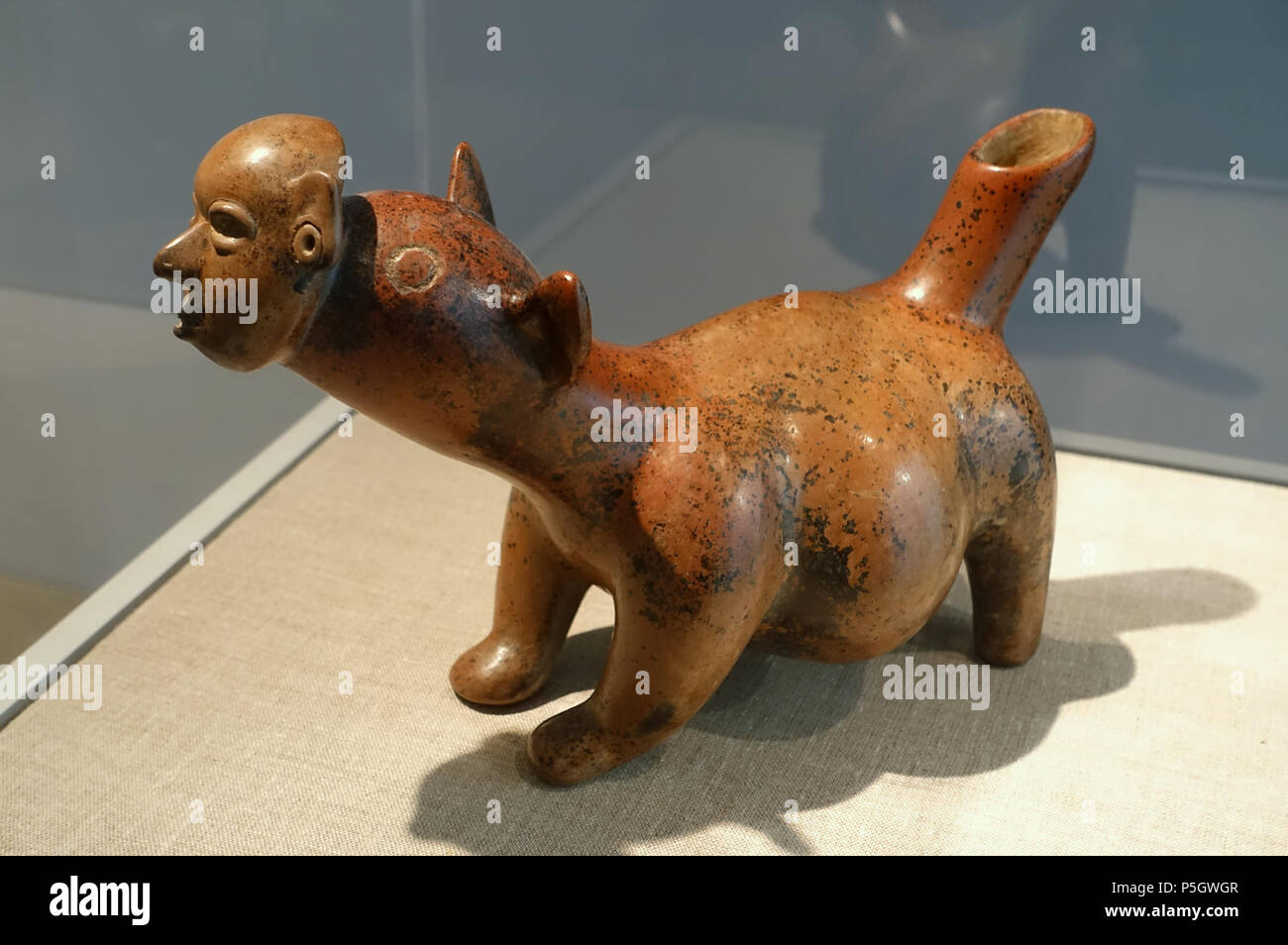 N/A. English: Exhibit in the Dallas Museum of Art, Dallas, Texas, USA. 7 May 2017, 15:22:41. Daderot 459 Dog with human mask, Colima state, Late Formative period, 100 BC to 200 AD, ceramic - Dallas Museum of Art - DSC04609 Stock Photo