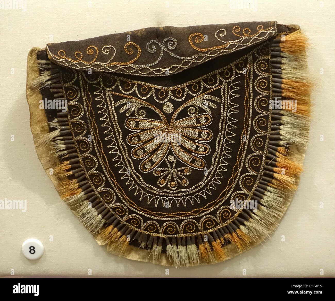 N/A. English: Exhibit from the Native American Collection, Peabody Museum, Harvard University, Cambridge, Massachusetts, USA. Photography was permitted without restriction; exhibit is old enough so that it is in the . 27 May 2017, 14:09:14. Daderot 431 Deerskin bag, Iroquois, from American Antiquarian Society collection, to Peabody in 1890 - Native American collection - Peabody Museum, Harvard University - DSC05817 Stock Photo