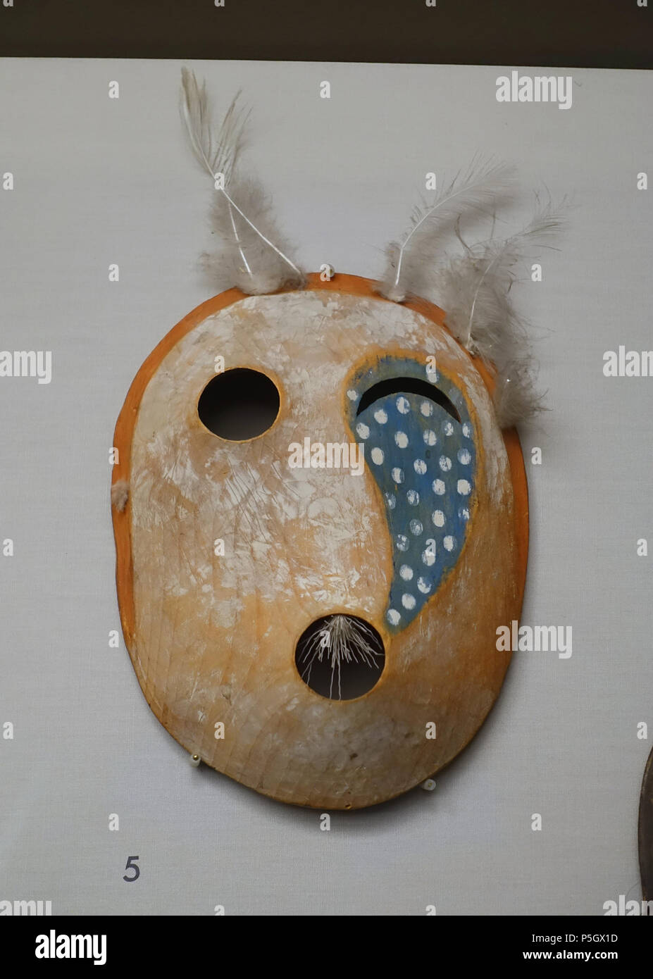 N/A. English: Exhibit from the Native American Collection, Peabody Museum, Harvard University, Cambridge, Massachusetts, USA. Photography was permitted without restriction; exhibit is old enough so that it is in the . 27 May 2017, 14:22:22. Daderot 409 Dance mask of tunghat, Southwest Alaska Eskimo, acquired 1915 - Native American collection - Peabody Museum, Harvard University - DSC05860 Stock Photo