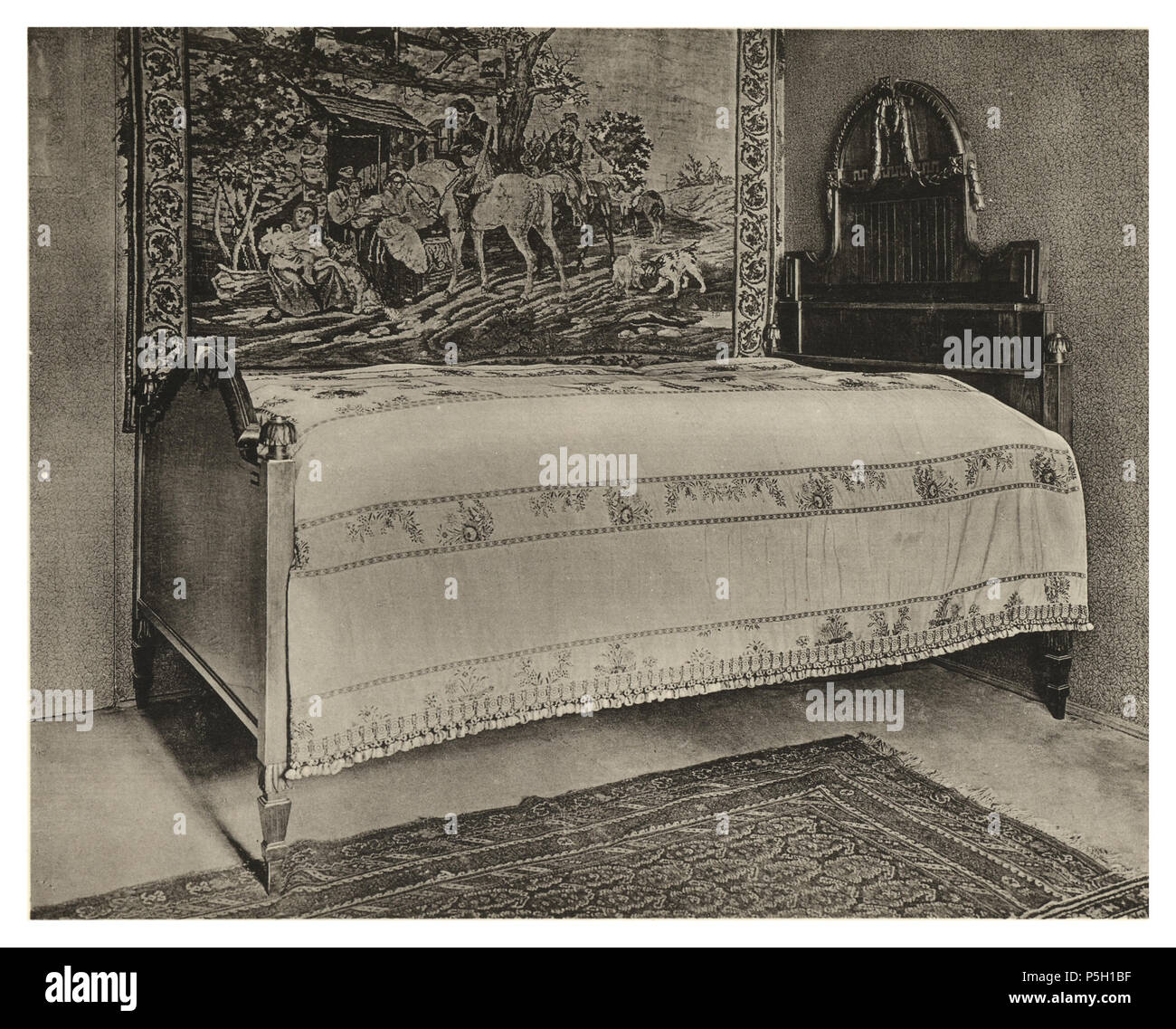 N A Bett Mit Kirschholz Furniert Poliert Intarsien Aus Lichterem Holz Maander Zahnschnitt Lorbeerfestons Rosetten Und Andere Der Klassischen Kunst Entlehnte Motive Geschnitzt Circa 1780 Scan And Postprocessing By Hubertl 11