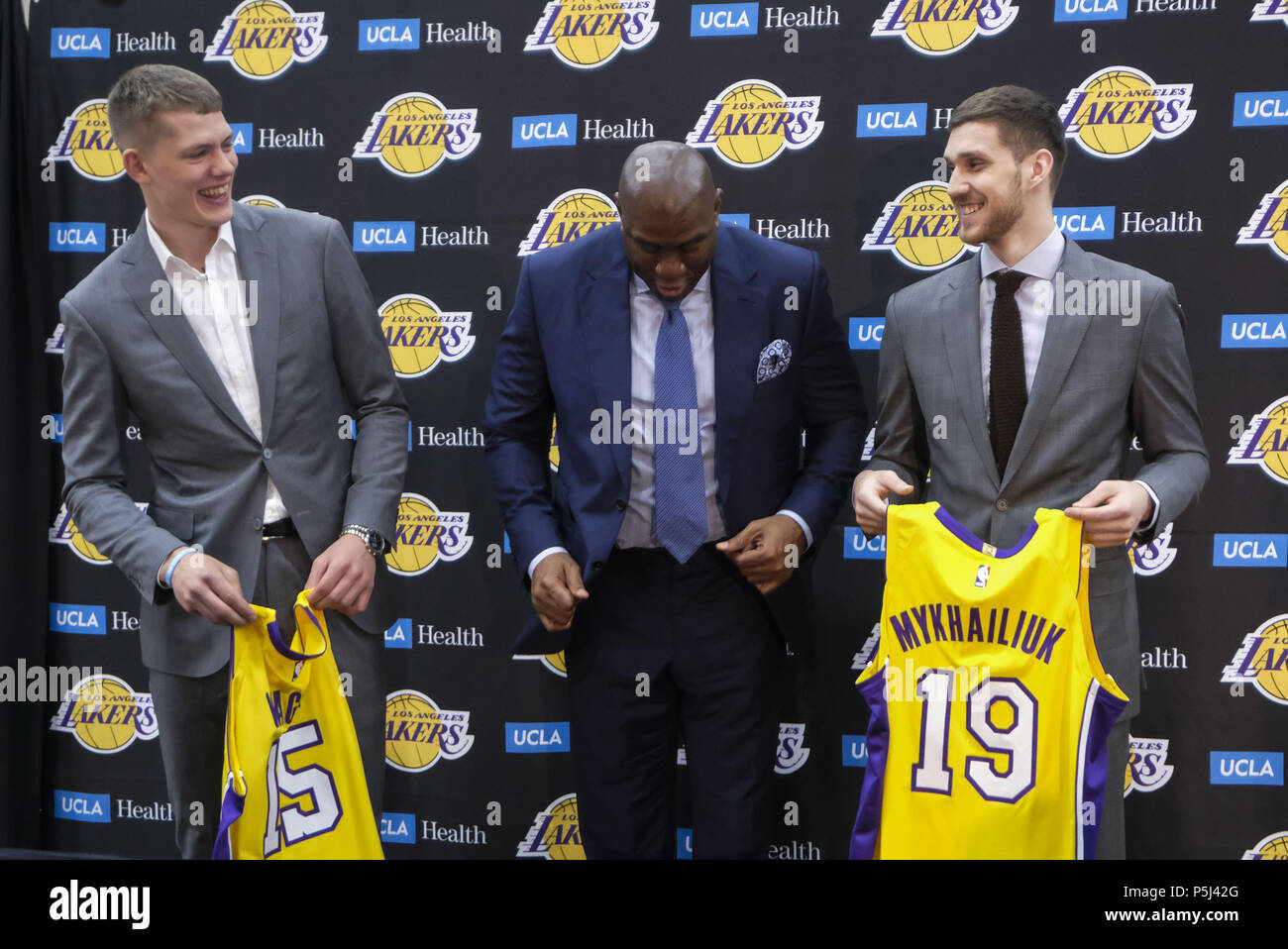 Los Angeles, California, USA. 26th June, 2018. Los Angeles Lakers president of basketball operations, Earvin ''Magic'' Johnson, center, rookies Sviatoslav Mykhailiuk, right, and Moritz Wagner pose with their new jerseys at an introductory press conference in Los Angeles, Tuesday, June 26, 2018. The Lakers introduce two new draft players, Moritz Wagner, originally from Germany, the 25th pick in the 2018 NBA Draft and guard Sviatoslav Mykhailiuk, originally from Ukraine. Credit: Ringo Chiu/ZUMA Wire/Alamy Live News Stock Photo