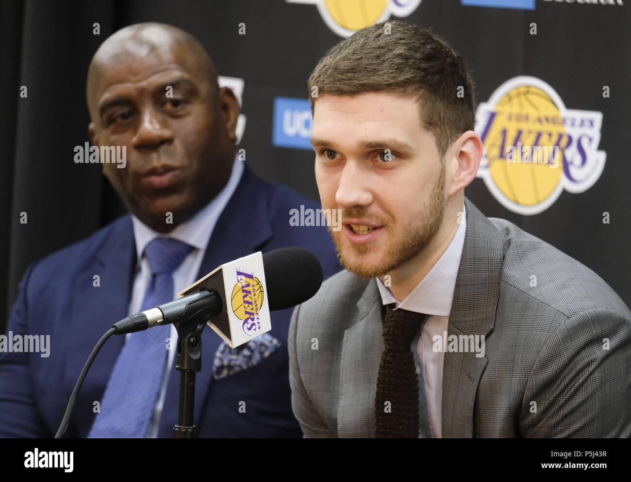 Los Angeles, California, USA. 26th June, 2018. Los Angeles Lakers president of basketball operations, Earvin ''Magic'' Johnson, left, and rookie Sviatoslav Mykhailiuk at an introductory press conference in Los Angeles, Tuesday, June 26, 2018. The Lakers introduce two new draft players, Moritz Wagner, originally from Germany, the 25th pick in the 2018 NBA Draft and guard Sviatoslav Mykhailiuk, originally from Ukraine. Credit: Ringo Chiu/ZUMA Wire/Alamy Live News Stock Photo