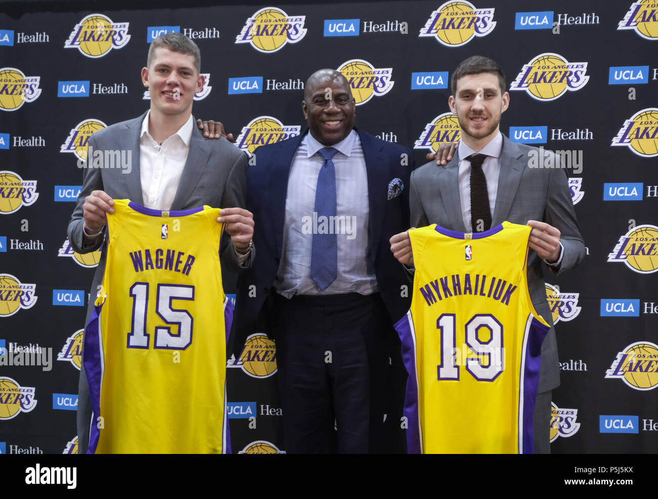 Los Angeles, California, USA. 26th June, 2018. Los Angeles Lakers president of basketball operations, Earvin ''Magic'' Johnson, center, rookies Sviatoslav Mykhailiuk, right, and Moritz Wagner pose with their new jerseys at an introductory press conference in Los Angeles, Tuesday, June 26, 2018. The Lakers introduce two new draft players, Moritz Wagner, originally from Germany, the 25th pick in the 2018 NBA Draft and guard Sviatoslav Mykhailiuk, originally from Ukraine. Credit: Ringo Chiu/ZUMA Wire/Alamy Live News Stock Photo