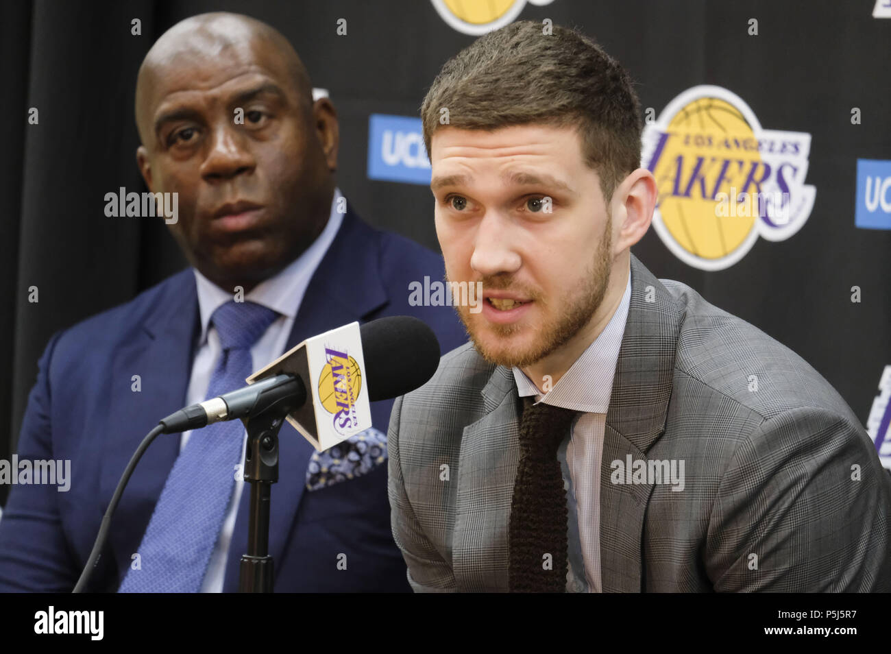 Los Angeles, California, USA. 26th June, 2018. Los Angeles Lakers president of basketball operations, Earvin ''Magic'' Johnson, left, and rookie Sviatoslav Mykhailiuk at an introductory press conference in Los Angeles, Tuesday, June 26, 2018. The Lakers introduce two new draft players, Moritz Wagner, originally from Germany, the 25th pick in the 2018 NBA Draft and guard Sviatoslav Mykhailiuk, originally from Ukraine. Credit: Ringo Chiu/ZUMA Wire/Alamy Live News Stock Photo