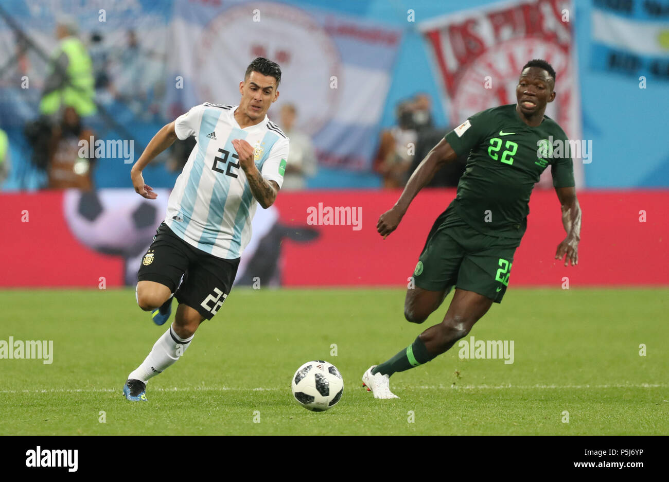 Moscow, Russia. 26th June, 2018. Soccer, World Cup 2018, Preliminary round, Group D, 3rd game day, Nigeria vs Argentina at the St. Petersburg Stadium: Argentina's Cristian Pavon (L) and Nigeria's Kenneth Omeruo vie for the ball. Credit: Cezaro De Luca/dpa/Alamy Live News Stock Photo