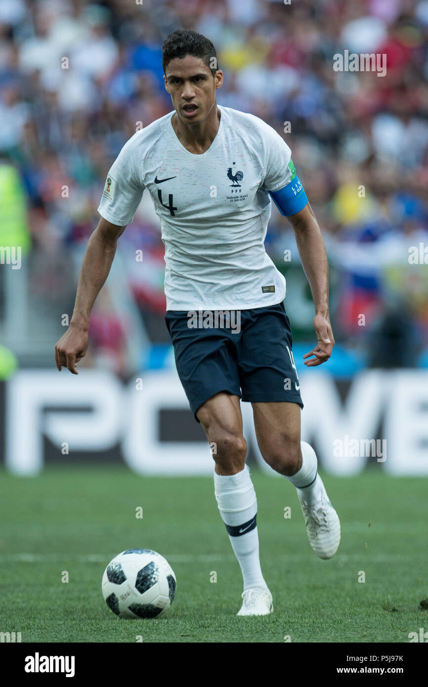 Moscow, Russland. 26th June, 2018. Raphael VARANE (FRA) with Ball, single action with ball, action, full figure, portrait, Denmark (DEN) - France (FRA) 0: 0, preliminary round, group C, match 37, on 26.06.2018 in Moscow; Football World Cup 2018 in Russia from 14.06. - 15.07.2018. | usage worldwide Credit: dpa/Alamy Live News Stock Photo