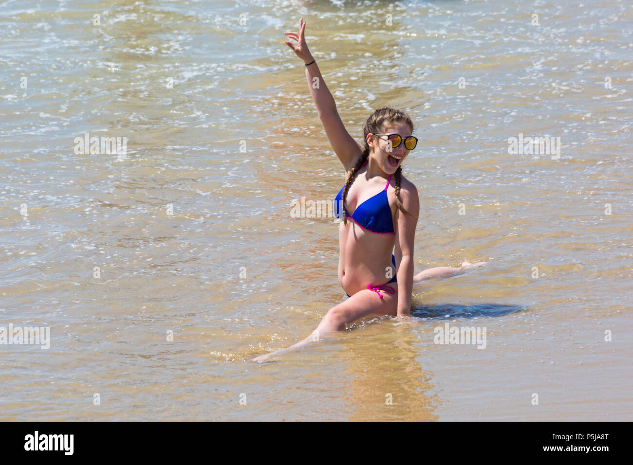 Bournemouth, Dorset, UK. 27th June 2018. UK weather: sunseekers head to the  beaches at Bournemouth on another lovely warm sunny day with unbroken blue  skies and sunshine. A nice cooling breeze today