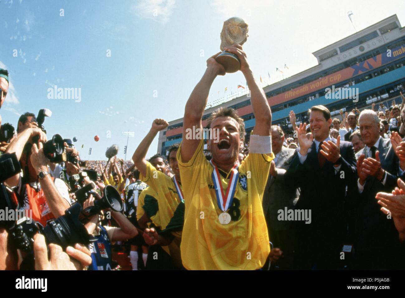 firo Football, 17.07.1994 World Cup 1994 Final Brazil - Italy 3: 2 nVuE Dunga, world champion, award ceremony, with Cup | usage worldwide Stock Photo