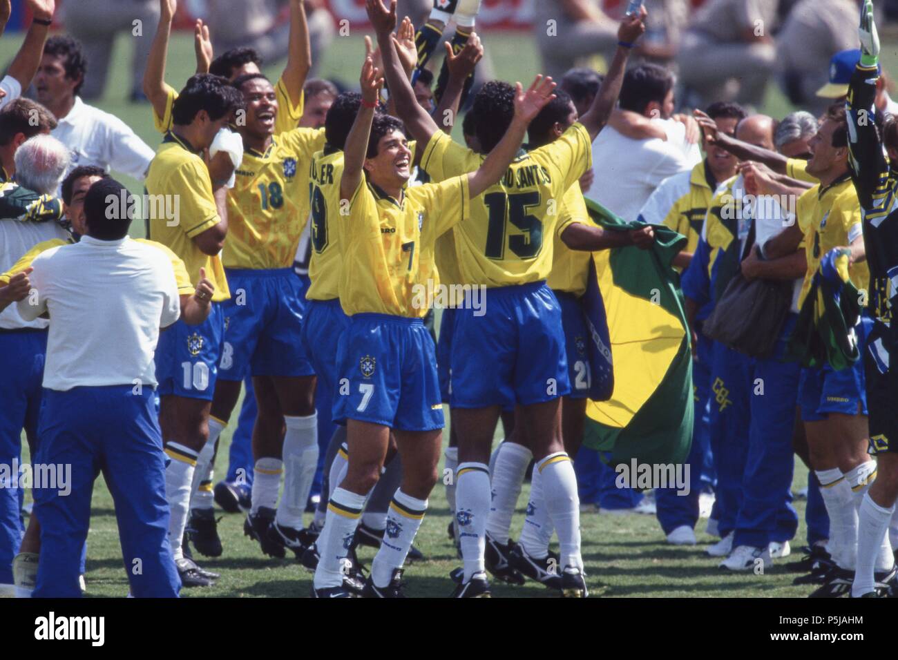 Los Angeles, USA. 27th June, 2018. firo Football, 17.07.1994 World Cup 1994 Final Brazil - Italy 3: 2 nVuE Team Brazil, award ceremony, with Cup Bebeto, withte | usage worldwide Credit: dpa/Alamy Live News Stock Photo