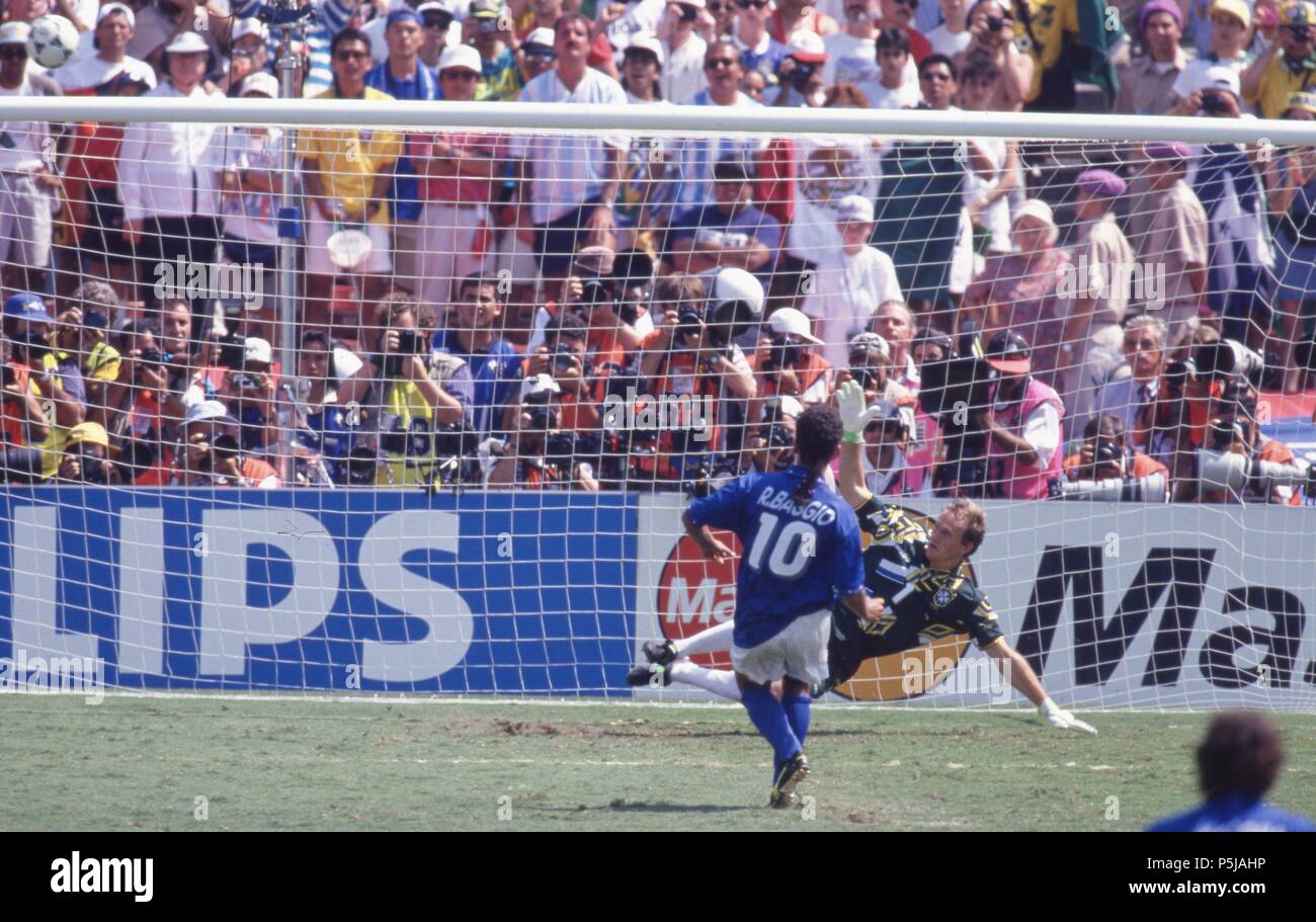 Los Angeles, USA. 27th June, 2018. firo Football, 17.07.1994 World Cup 1994 Final Brazil - Italy 3: 2 nVuE Roberto Baggio shoots the goal of Claudio Taffarel | usage worldwide Credit: dpa/Alamy Live News Stock Photo