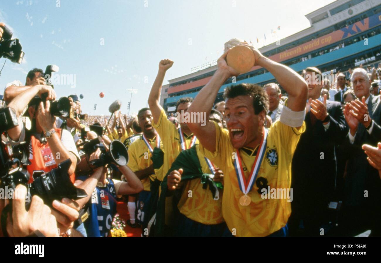 Los Angeles, USA. 27th June, 2018. firo Football, 17.07.1994 World Cup 1994 Final Brazil - Italy 3: 2 nVuE Dunga, world champion, award ceremony, with Cup | usage worldwide Credit: dpa/Alamy Live News Stock Photo