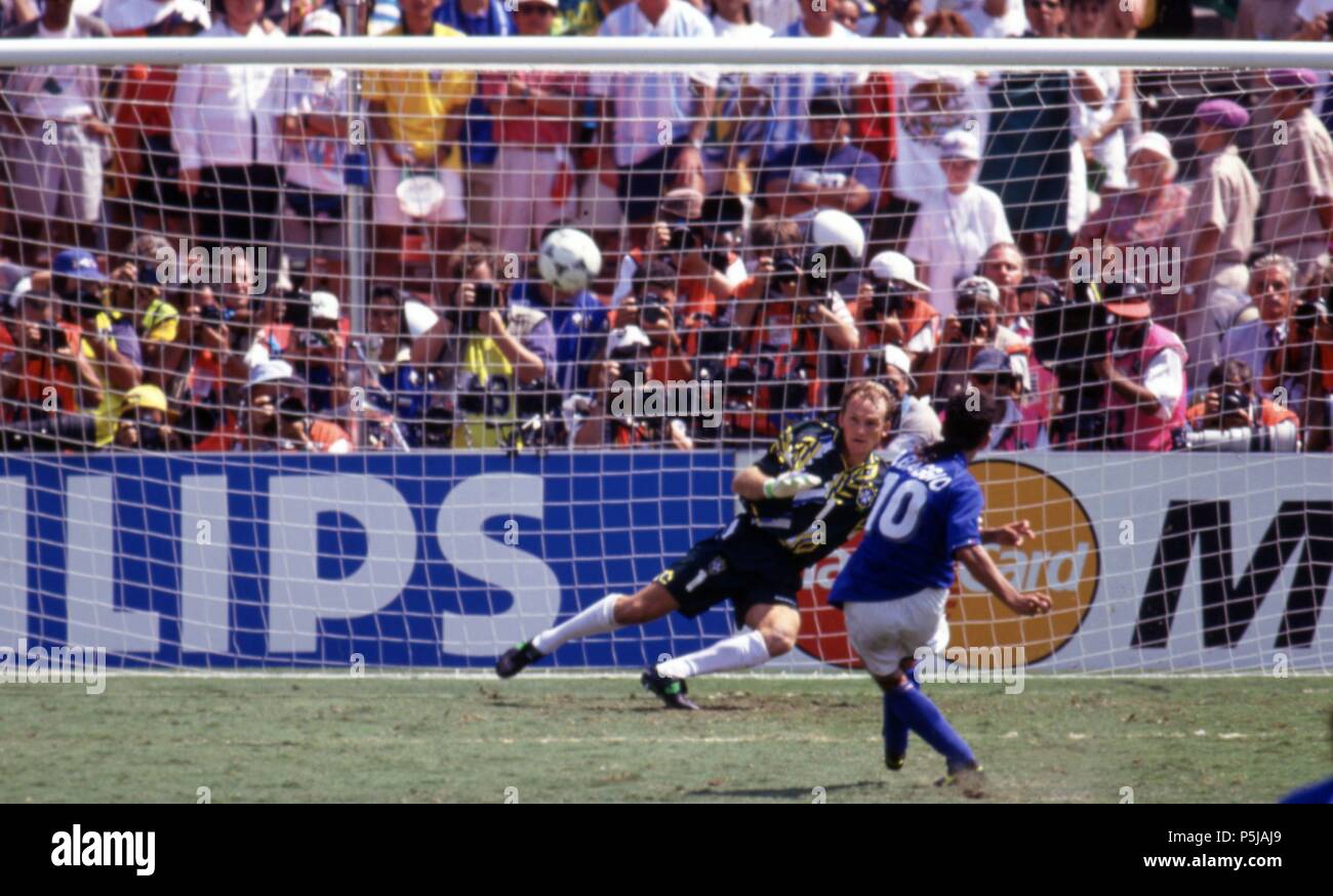 Los Angeles, USA. 27th June, 2018. firo Football, 17.07.1994 World Cup 1994 Final Brazil - Italy 3: 2 nVuE Roberto Baggio shoots the goal of Claudio Taffarel | usage worldwide Credit: dpa/Alamy Live News Stock Photo