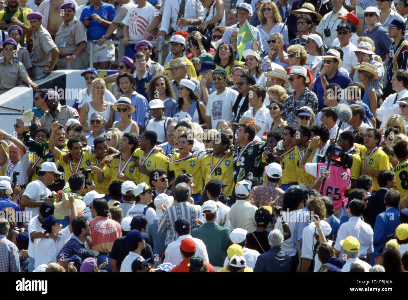 Los Angeles, USA. 27th June, 2018. firo Football, 17.07.1994 World Cup 1994 Final Brazil - Italy 3: 2 nVuE Team Brazil, award ceremony, with Cup | usage worldwide Credit: dpa/Alamy Live News Stock Photo