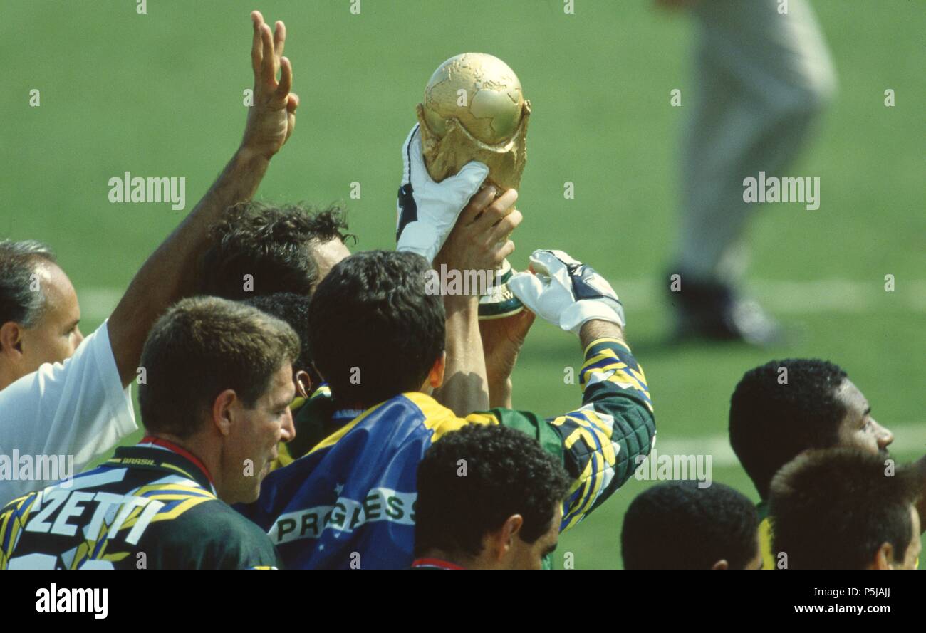 Los Angeles, USA. 27th June, 2018. firo Football, 17.07.1994 World Cup 1994 Final Brazil - Italy 3: 2 nVuE Featute, award ceremony, with Cup | usage worldwide Credit: dpa/Alamy Live News Stock Photo