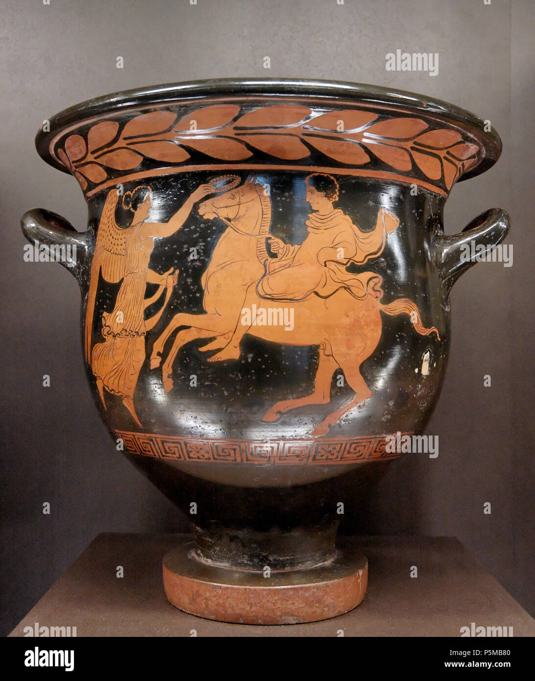 N/A. English: Young rider crowned by a winged Nike (Victory). Side A of an  Apulian red-figure bell-krater. Français : Jeune cavalier couronné par Niké  (la Victoire). Face A d'un cratère en cloche