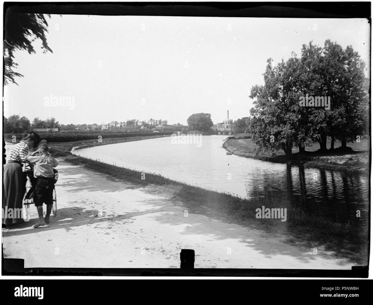 N/A. Nederlands: Beschrijving Haarlemmermeer Een bocht in de vaart met op de achtergrond het stoomgemaal Cruquius. Documenttype foto Vervaardiger Stomps, Benjamin Wilhelmus Collectie Collectie B.W. Stomps Datering 1894 t/m 1900 Inventarissen http://archief.amsterdam/archief/10162 Afbeeldingsbestand 010162000065 Generated with Dememorixer . 1894 t/m 1900. Benjamin Wilhelmus Stomps (1856-1904) 187 Benjamin Wilhelmus Stomps, Afb 010162000065 Stock Photo