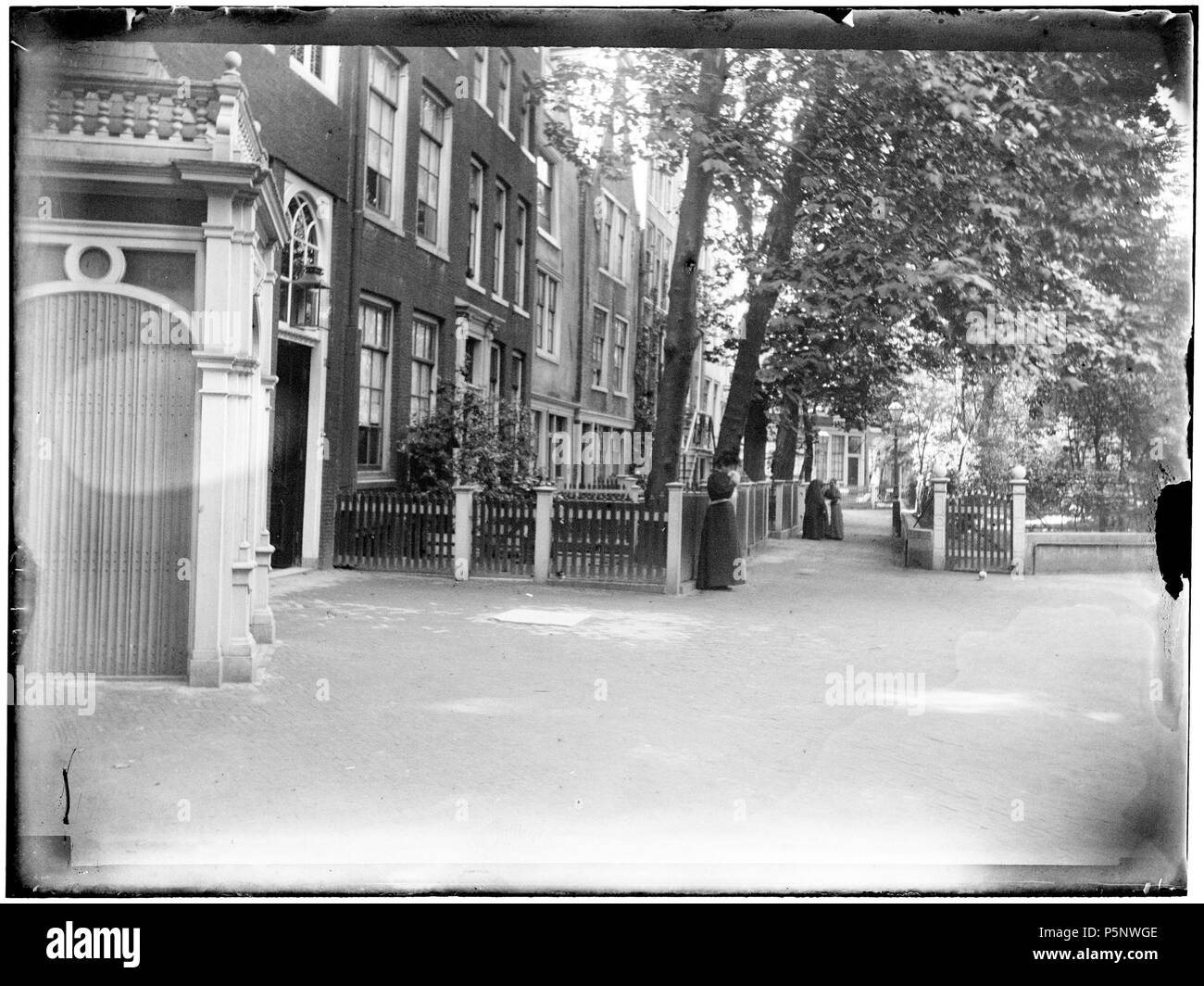 N/A. Nederlands: Beschrijving Begijnhof 30-29 en lager Enkele begijnen in de tuin. Links de ingang van de rooms-katholieke kerk van de heiligen Johannes en Ursula. Documenttype foto Vervaardiger Stomps, Benjamin Wilhelmus Collectie Collectie B.W. Stomps Datering 1897 Geografische naam Begijnhof Inventarissen http://archief.amsterdam/archief/10162 Afbeeldingsbestand 010162000105 Generated with Dememorixer . 1897. Benjamin Wilhelmus Stomps (1856-1904) 187 Benjamin Wilhelmus Stomps, Afb 010162000105 Stock Photo
