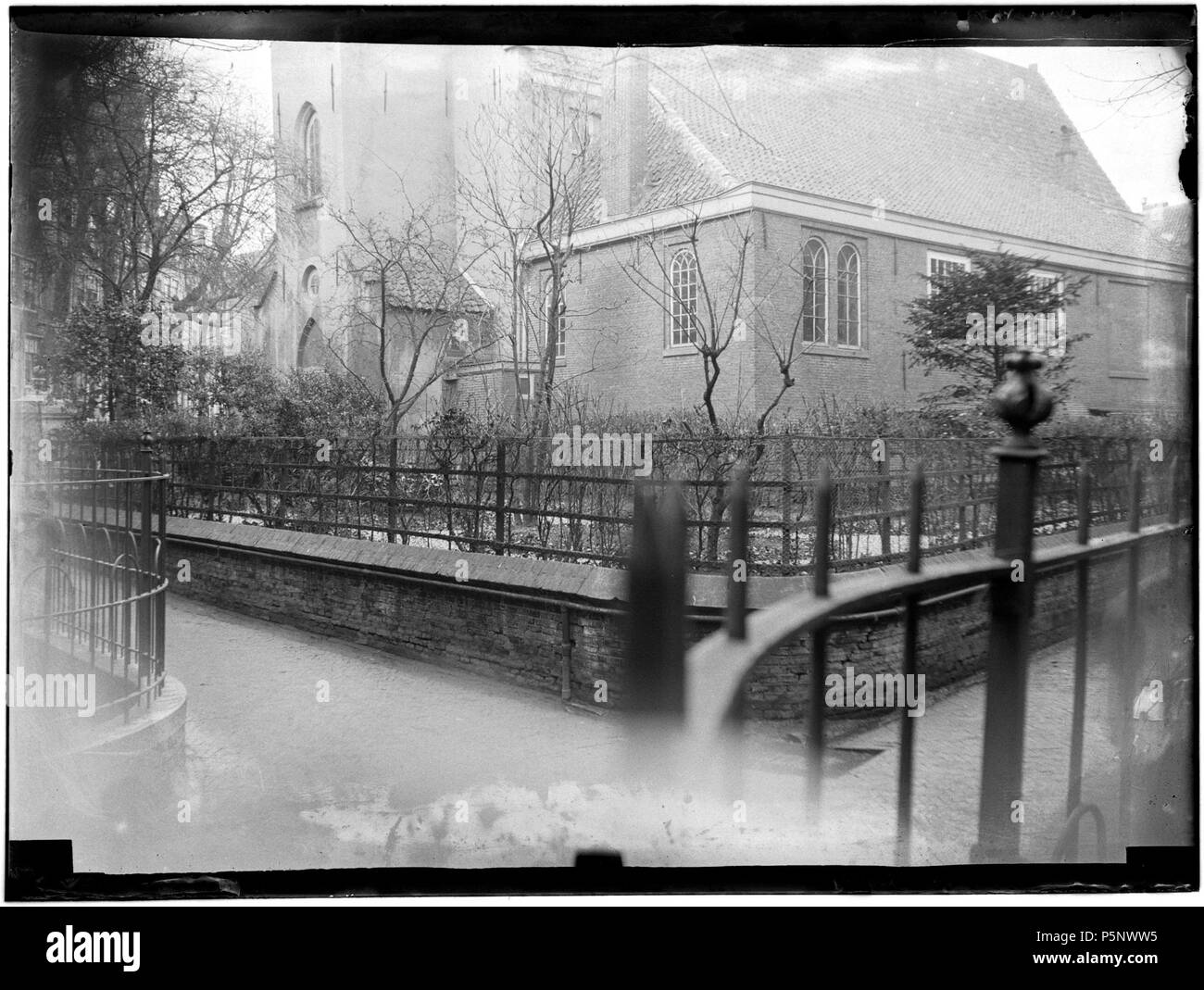 N/A. Nederlands: Beschrijving Engelse Kerk Een gedeelte van de Engelse Kerk aan het Begijnhof. Documenttype foto Vervaardiger Stomps, Benjamin Wilhelmus Collectie Collectie B.W. Stomps Datering 1894 t/m 1900 Geografische naam Begijnhof Gebouw Engelse kerk Inventarissen http://archief.amsterdam/archief/10162 Afbeeldingsbestand 010162000246 Generated with Dememorixer . 1894 t/m 1900. Benjamin Wilhelmus Stomps (1856-1904) 188 Benjamin Wilhelmus Stomps, Afb 010162000246 Stock Photo