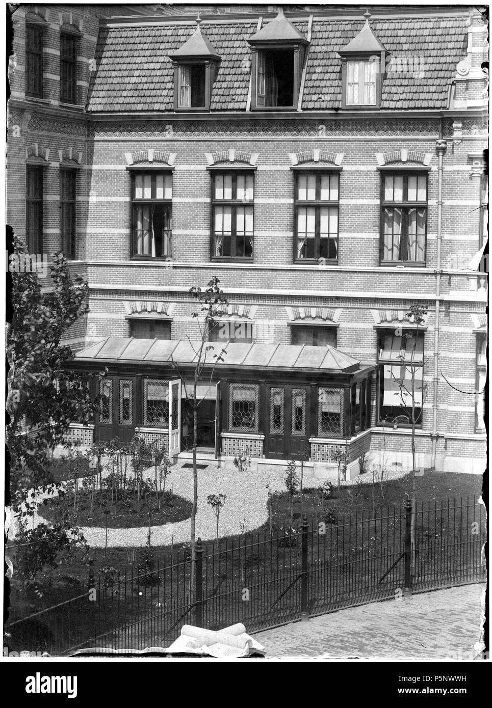 N/A. Nederlands: Beschrijving Wilhelmina Gasthuis Binnenplaats en tuin. Documenttype foto Vervaardiger Stomps, Benjamin Wilhelmus Collectie Collectie B.W. Stomps Datering 1894 t/m 1900 Geografische naam WG-plein Inventarissen http://archief.amsterdam/archief/10162 Afbeeldingsbestand 010162000251 Generated with Dememorixer . 1894 t/m 1900. Benjamin Wilhelmus Stomps (1856-1904) 188 Benjamin Wilhelmus Stomps, Afb 010162000251 Stock Photo