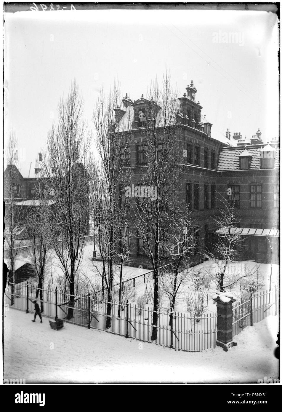 N/A. Nederlands: Beschrijving Wilhelmina Gasthuis Een vleugel van het Wilhelmina Gasthuis in de sneeuw. Documenttype foto Vervaardiger Stomps, Benjamin Wilhelmus Collectie Collectie B.W. Stomps Datering 1894 t/m 1900 Geografische naam Eerste Helmersstraat Gebouw Wilhelmina Gasthuis Inventarissen http://archief.amsterdam/archief/10162 Afbeeldingsbestand 010162000352 Generated with Dememorixer . 1894 t/m 1900. Benjamin Wilhelmus Stomps (1856-1904) 188 Benjamin Wilhelmus Stomps, Afb 010162000352 Stock Photo