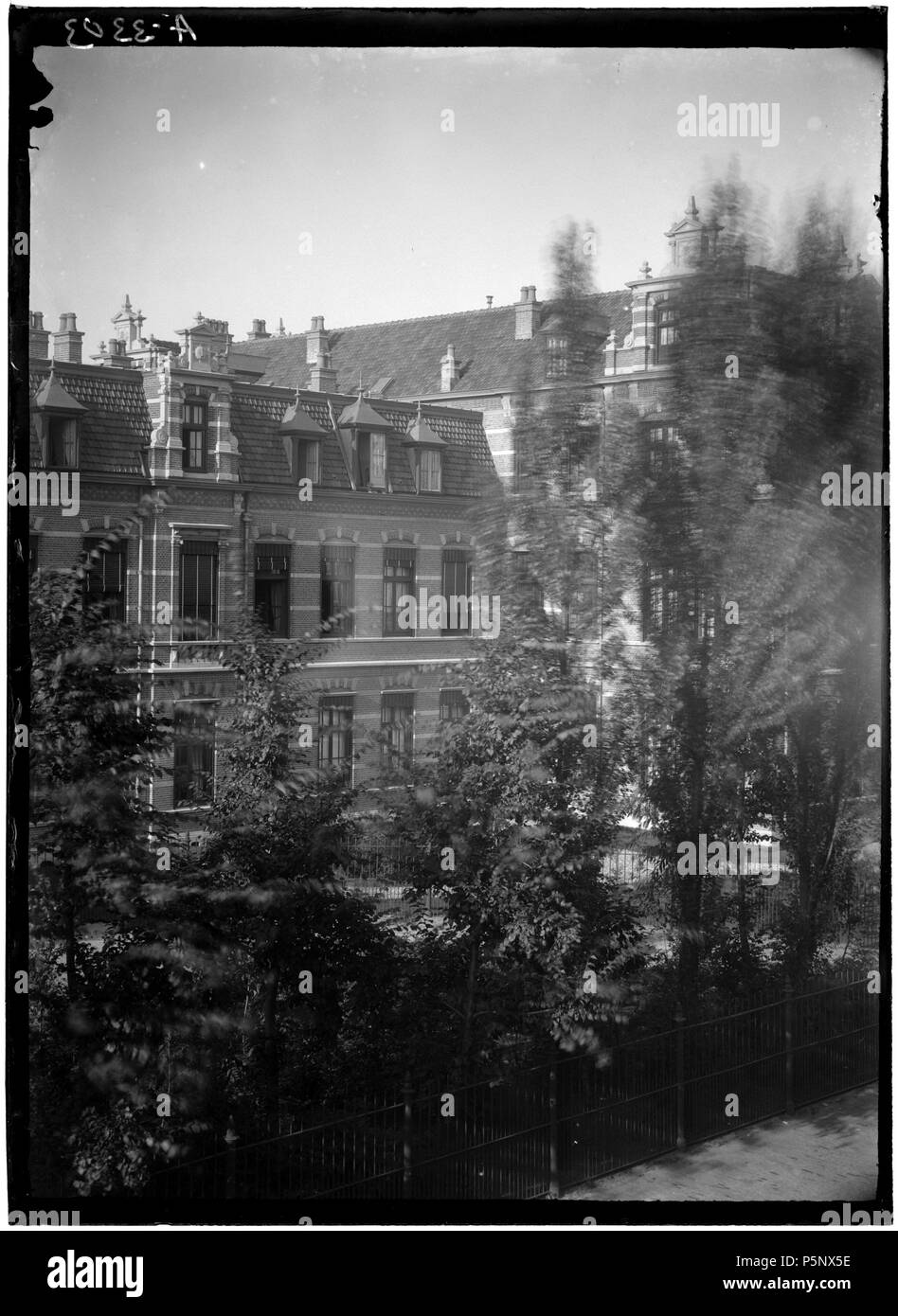 N/A. Nederlands: Beschrijving Wilhelmina Gasthuis Een deel van het Wilhelmina Gasthuis en de tuin. Documenttype foto Vervaardiger Stomps, Benjamin Wilhelmus Collectie Collectie B.W. Stomps Datering 1894 t/m 1900 Geografische naam Eerste Helmersstraat Gebouw Wilhelmina Gasthuis Inventarissen http://archief.amsterdam/archief/10162 Afbeeldingsbestand 010162000359 Generated with Dememorixer . 1894 t/m 1900. Benjamin Wilhelmus Stomps (1856-1904) 188 Benjamin Wilhelmus Stomps, Afb 010162000359 Stock Photo