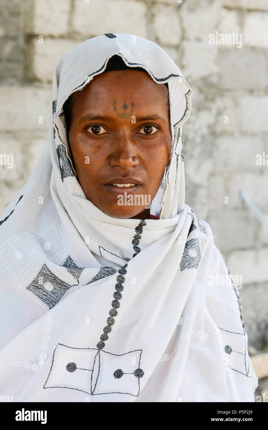 ETHIOPIA , Dire Dawa, Oromo woman with headscarf and tattoo on the forehead / AETHIOPIEN, Dire Dawa, Oromo Frau mit Kopftuch und Stirn Tattoo Stock Photo