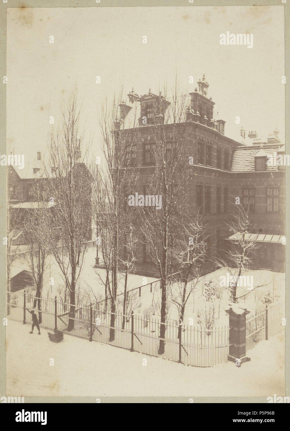N/A. Nederlands: Beschrijving Wilhelmina Gasthuis Een besneeuwde vleugel van het Wilhelmina Gasthuis. Documenttype foto Vervaardiger Stomps, Benjamin Wilhelmus Collectie Collectie B.W. Stomps Datering 1894 t/m 1900 Geografische naam Eerste Helmersstraat Gebouw Wilhelmina Gasthuis Inventarissen http://archief.amsterdam/archief/10162 Afbeeldingsbestand 010162000707 Generated with Dememorixer . 1894 t/m 1900. Benjamin Wilhelmus Stomps (1856-1904) 189 Benjamin Wilhelmus Stomps, Afb 010162000707 Stock Photo