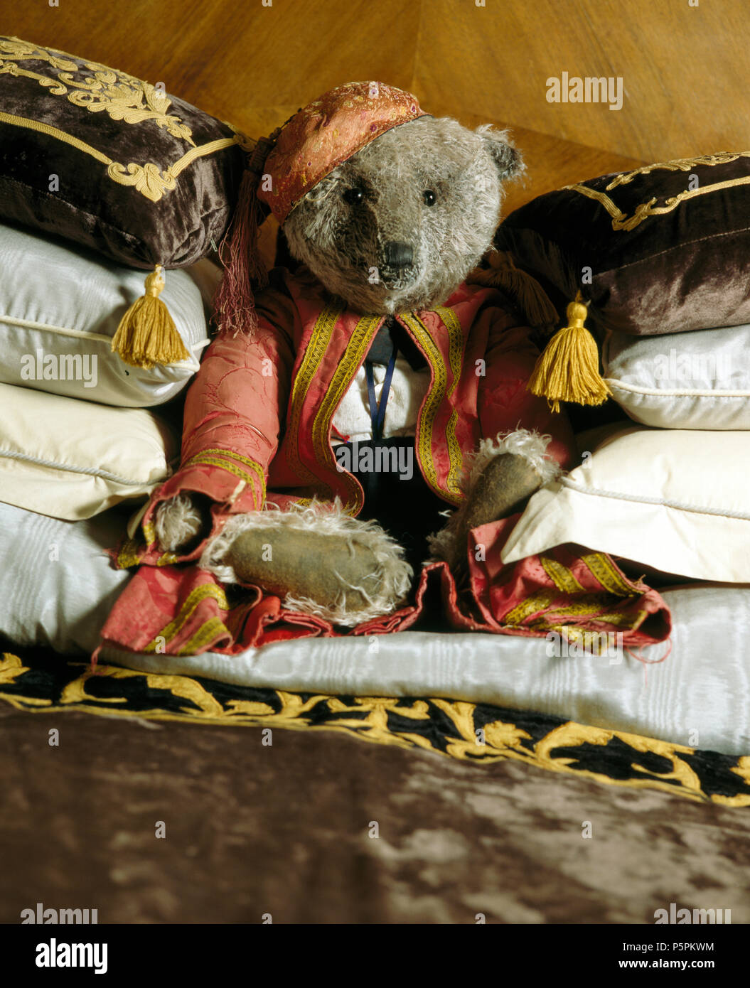 Close Up Of An Old Teddy Bears Eyes And Nose Stock Photo - Download Image  Now - Staring, Stuffed Toy, 1970-1979 - iStock