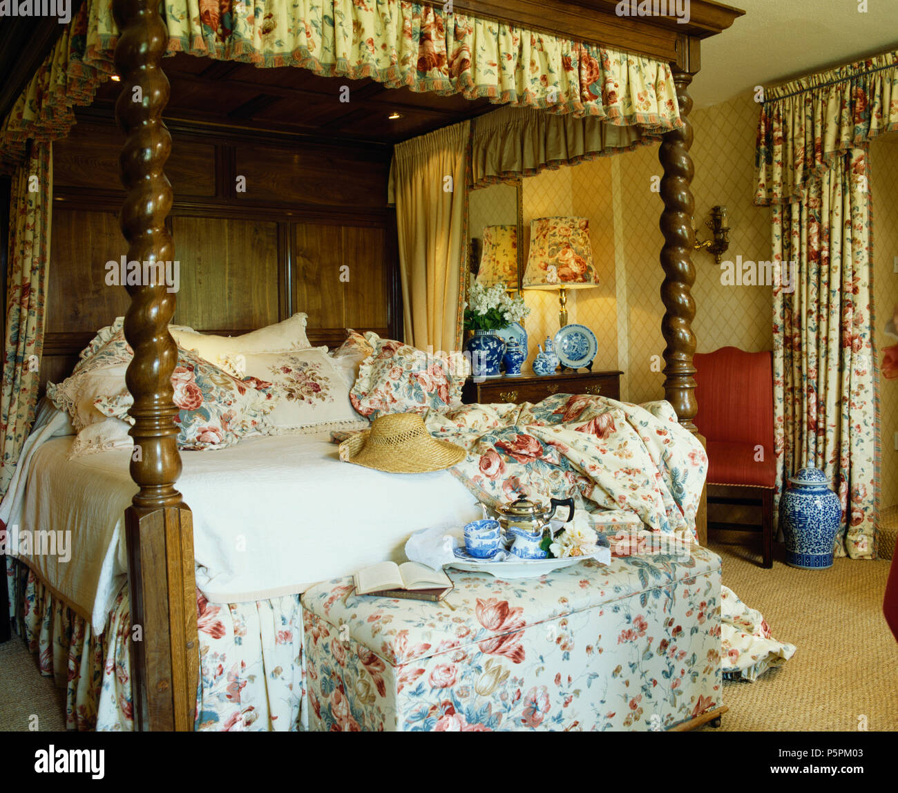 Four poster bed with curtains hires stock photography and images Alamy