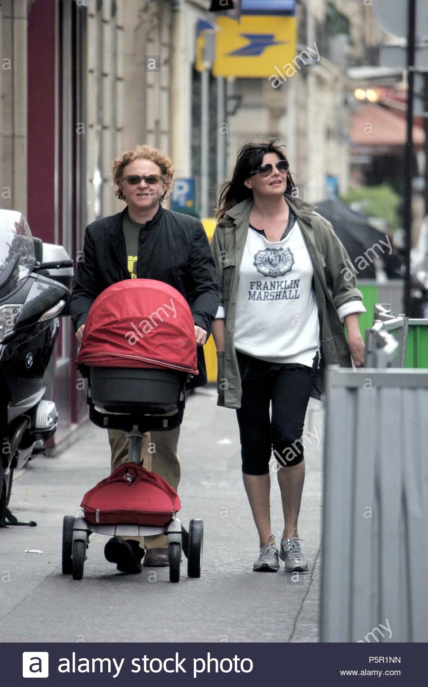 'Simply Red' singer Mick Hucknall visiting Paris with wife ...