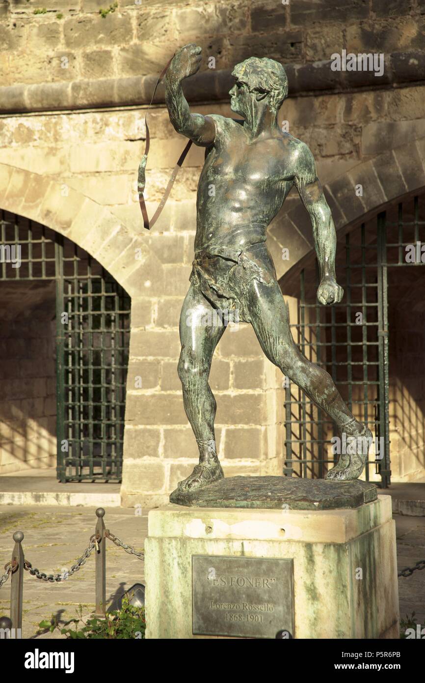 Estatua del hondero, 'Es Foner', Guillem Rosello.Palacio Real de la Almudaina , siglos XIII-XXI. Palma.Mallorca.Islas Baleares. España. Stock Photo