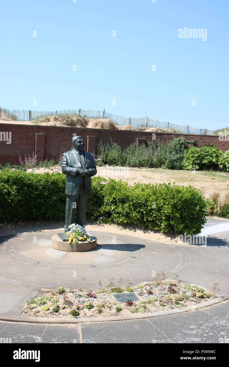 Bronze statue by Graham Ibbeson of comedian Les Dawson in the Peace and Happiness Garden on the seafront in St Annes, Lancashire, England. Stock Photo